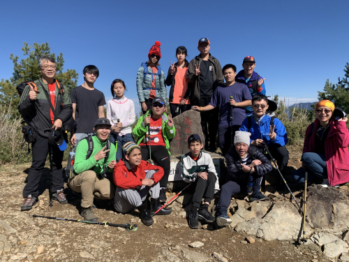 12位學生攻頂抵達此次最高山麟趾山，與三角點興奮合影
